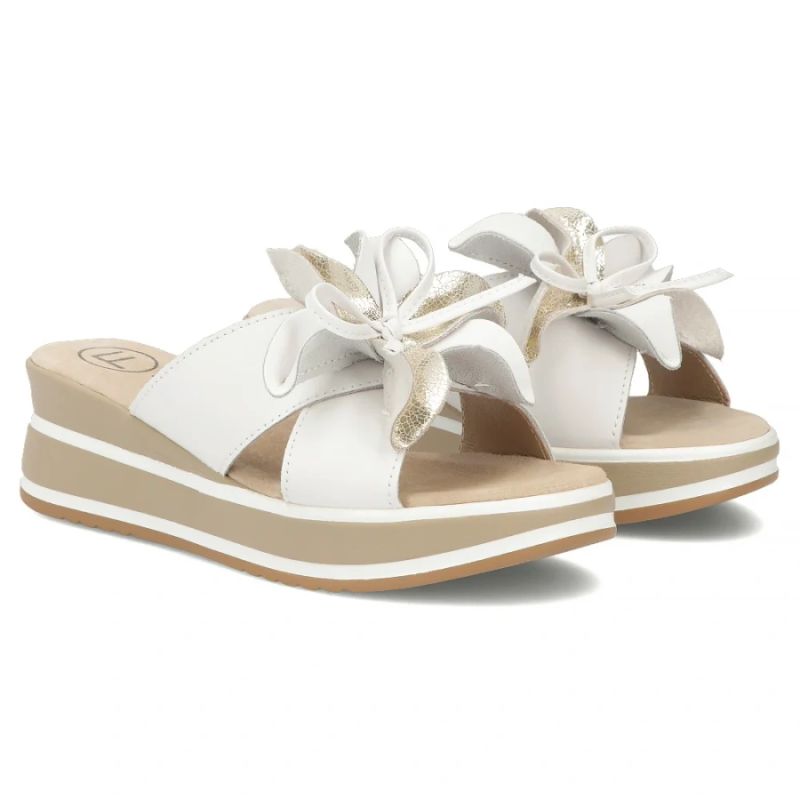 Women's leather wedge sandals with a flower, white Filippo DK7636