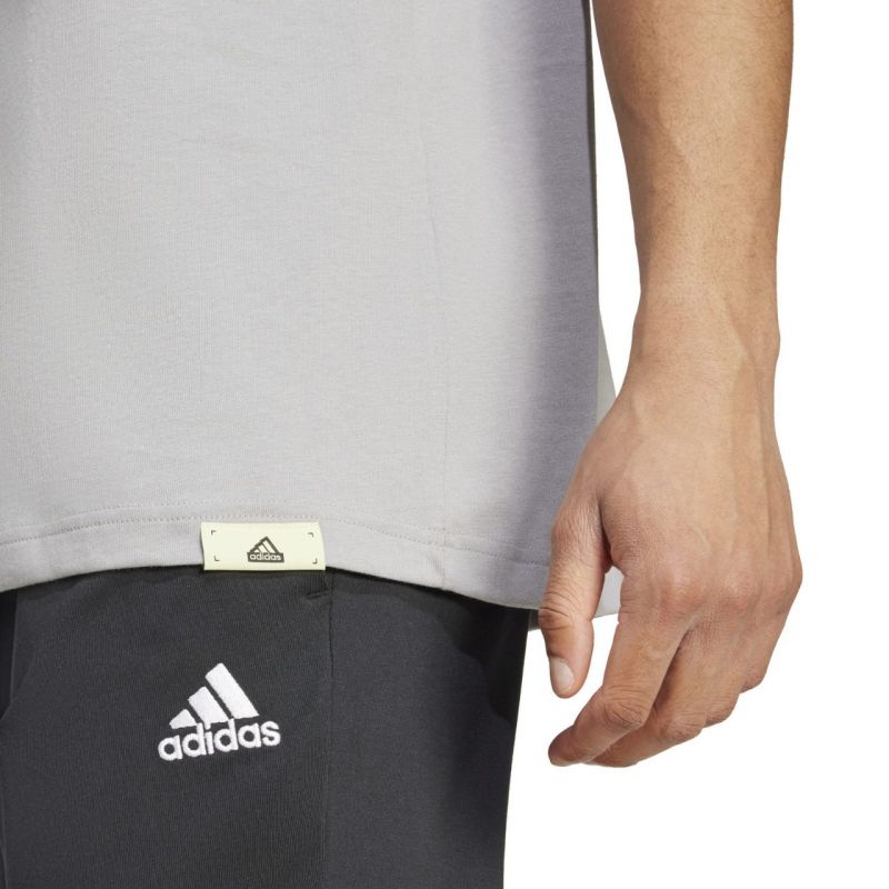 T-shirt adidas Tech Linear Graphic M IY0728 Clothing/Lifestyle/T-shirts Adidas