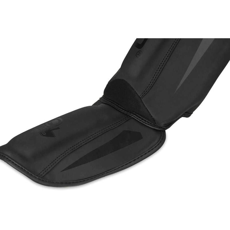 M Shin Guards - Black Master Ochraniacze piszczeli Your Sports Performance