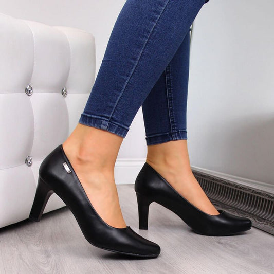 Black pumps on the W Sergio Leone post Footwear/Outdoor/Alpinus Your Sports Performance