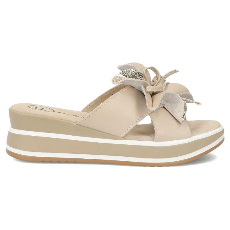 Women's leather wedge sandals with a flower, beige Filippo DK7636
