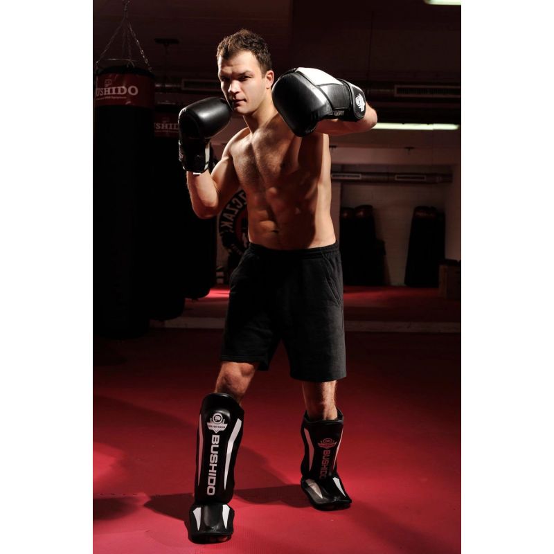 M Shin Guards - Phantom White Ochraniacze piszczeli Your Sports Performance
