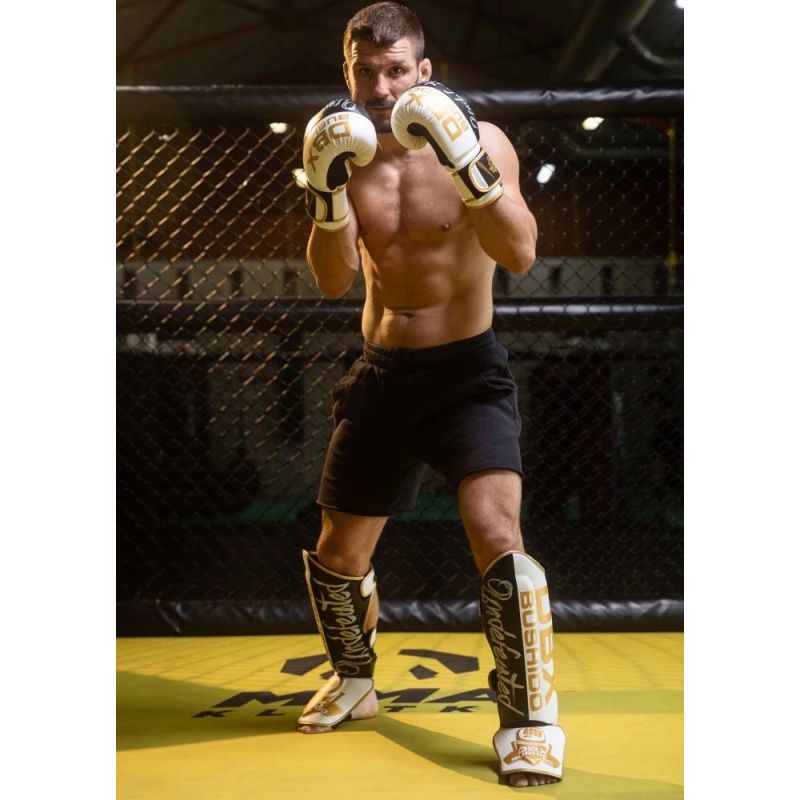 M Shin Guards - Undefeated Ochraniacze piszczeli Your Sports Performance