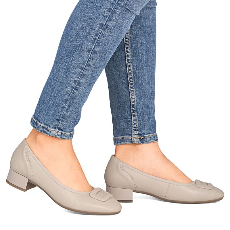 Women's leather pumps with low heels, beige, Rieker 43453-62 To be categorized Your Sports Performance