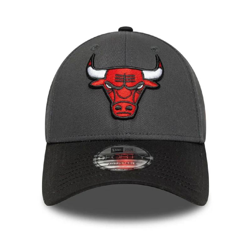 New Era 9FORTY NBA Chicago Bulls Sidepatch Charcoal Cap - 60758984 Odzież/Czapki/Czapki z daszkiem Your Sports Performance
