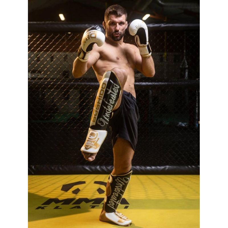 M Shin Guards - Undefeated Ochraniacze piszczeli Your Sports Performance