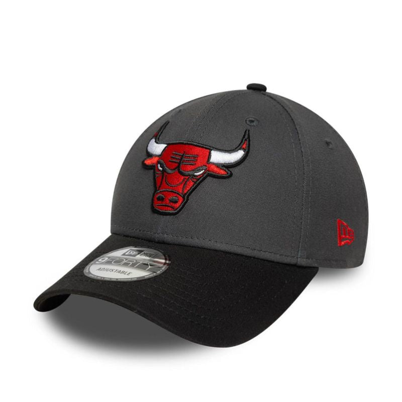 New Era 9FORTY NBA Chicago Bulls Sidepatch Charcoal Cap - 60758984 Odzież/Czapki/Czapki z daszkiem Your Sports Performance