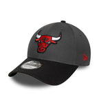 New Era 9FORTY NBA Chicago Bulls Sidepatch Charcoal Cap - 60758984 Odzież/Czapki/Czapki z daszkiem Your Sports Performance