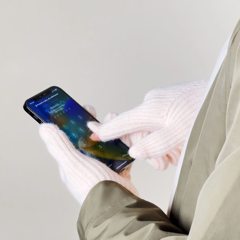 Braided phone gloves with cutouts for fingers - pink Hurtel