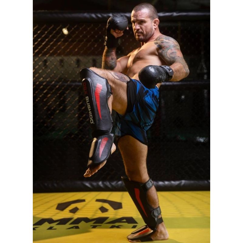 M Shin Guards - Phantom Red Ochraniacze piszczeli Your Sports Performance