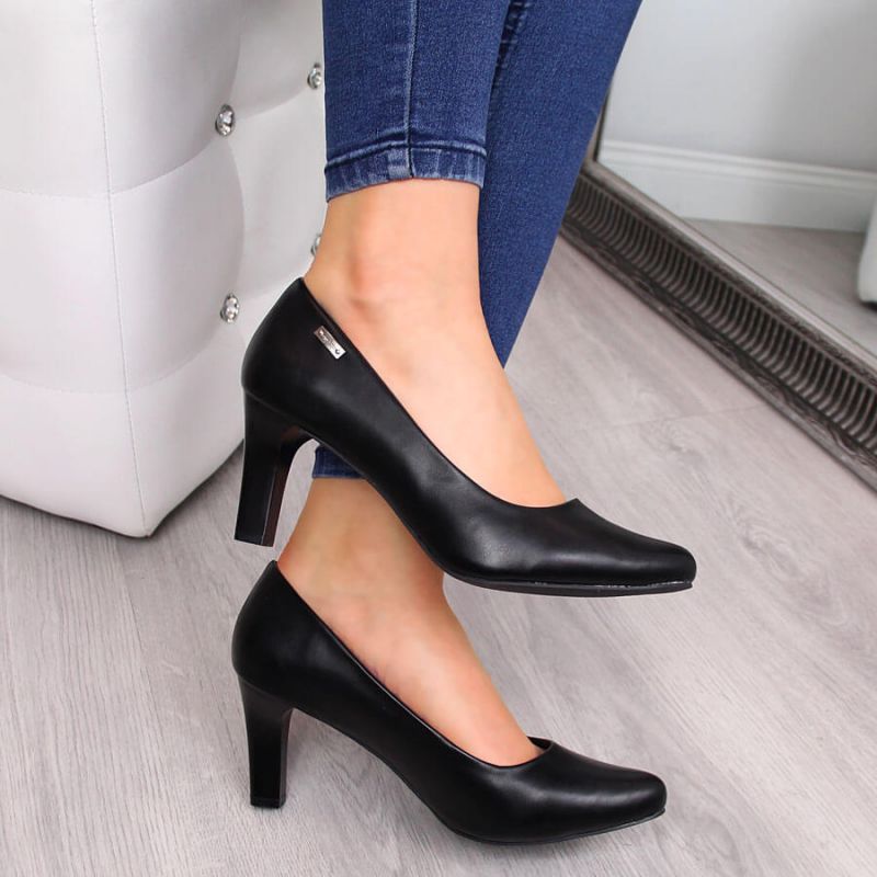 Black pumps on the W Sergio Leone post Footwear/Outdoor/Alpinus Your Sports Performance