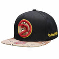 Mitchell & Ness NBA HWC Atlanta Hawks Choco Camo Cap - HHSS1101-AHAYYPPPBLCK Odzież/Czapki/Czapki z daszkiem Your Sports Performance