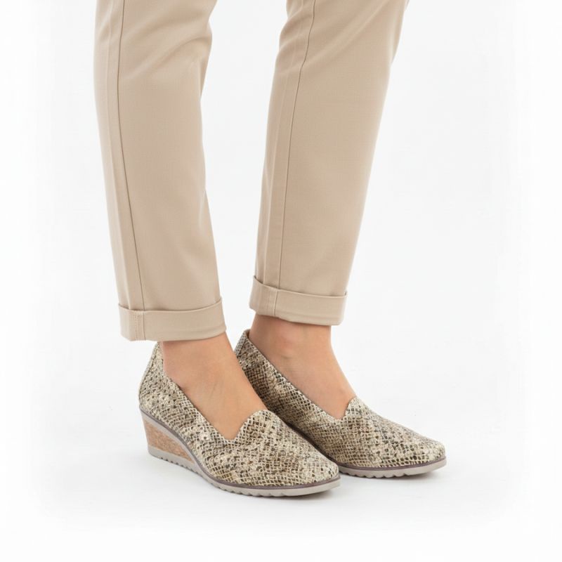 Women's wedge shoes with openwork snake print, beige, Potocki SZ12306 To be categorized Your Sports Performance