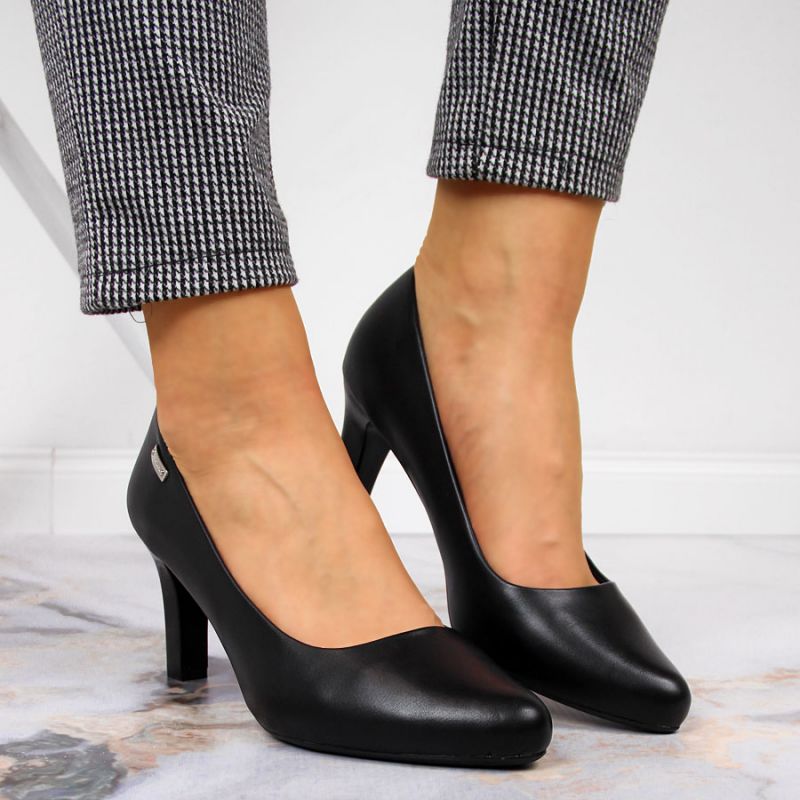 Black pumps on the W Sergio Leone post Footwear/Outdoor/Alpinus Your Sports Performance