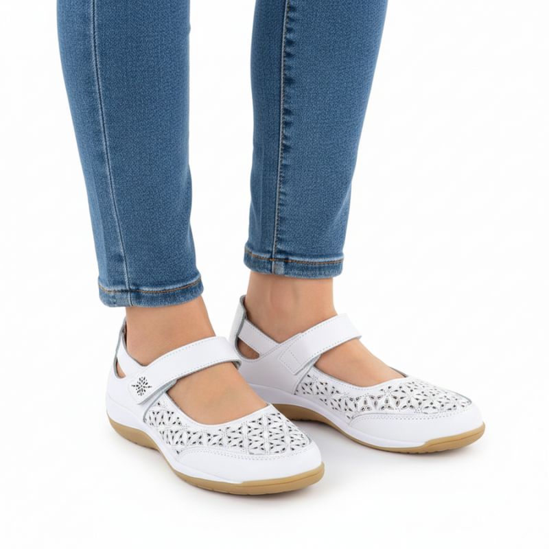 Women's leather openwork shoes with Velcro, white Jezzi 9763 To be categorized Your Sports Performance