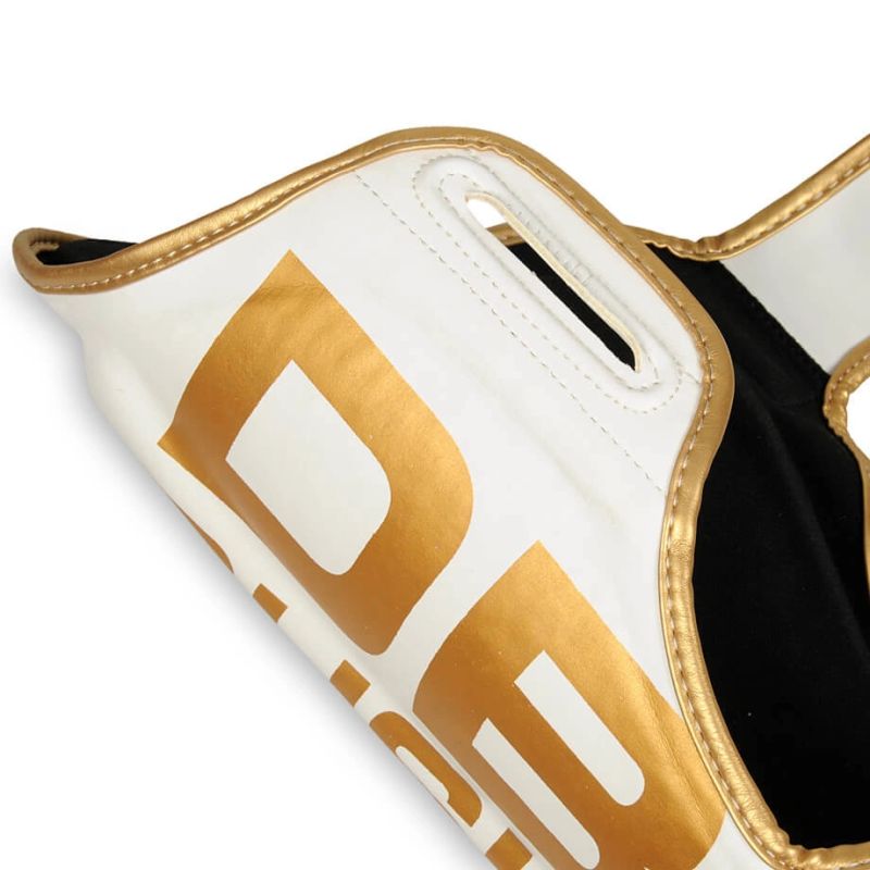 M Shin Guards - Undefeated Ochraniacze piszczeli Your Sports Performance