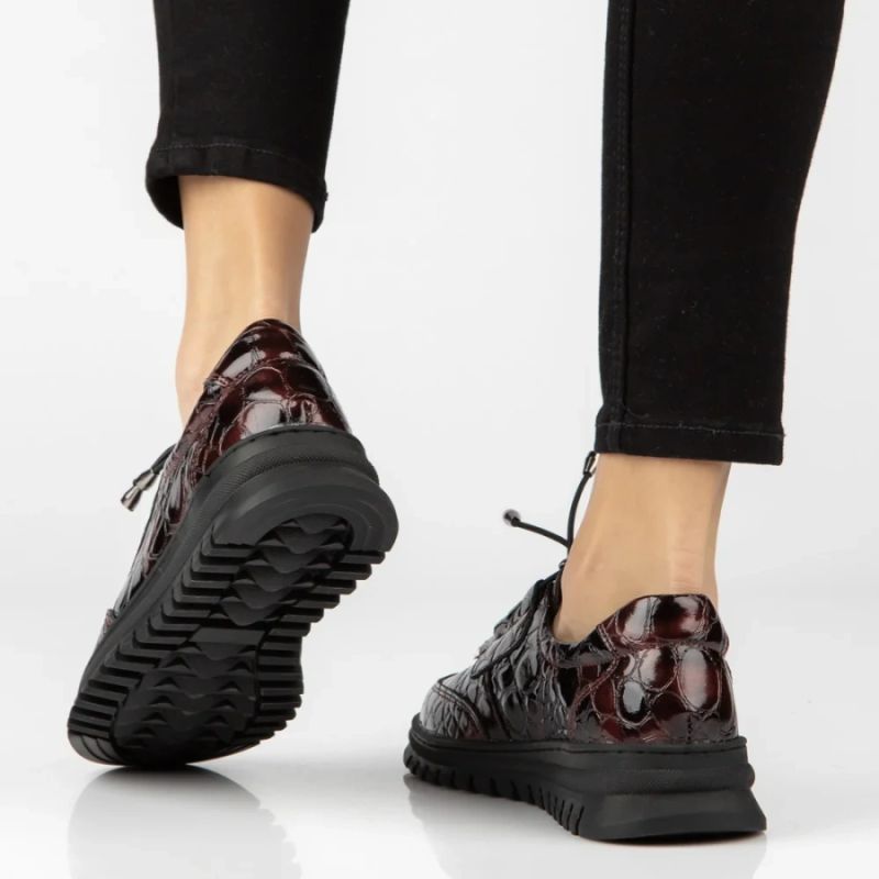 Women's leather half-notes on a wedge, lacquered crocodile burgundy Filippo DP8102