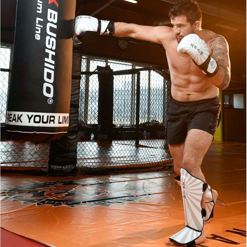 M Shin Guards - Japan Ochraniacze piszczeli Your Sports Performance