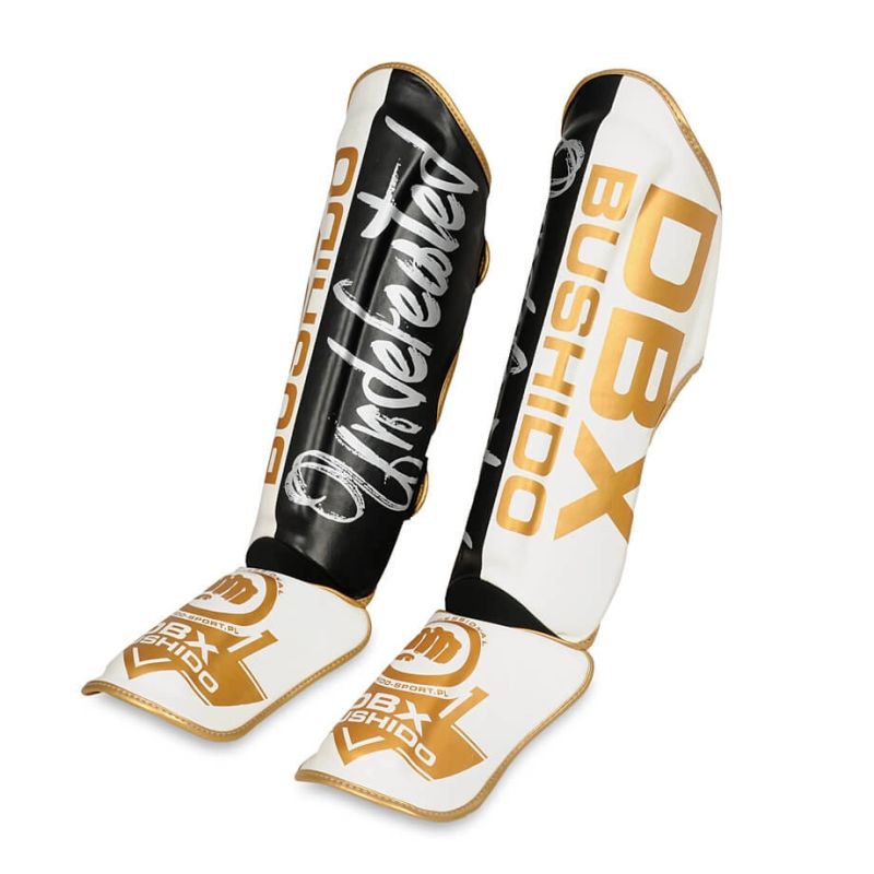 M Shin Guards - Undefeated Ochraniacze piszczeli Your Sports Performance