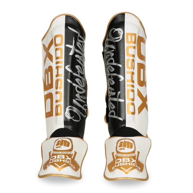 M Shin Guards - Undefeated Ochraniacze piszczeli Your Sports Performance