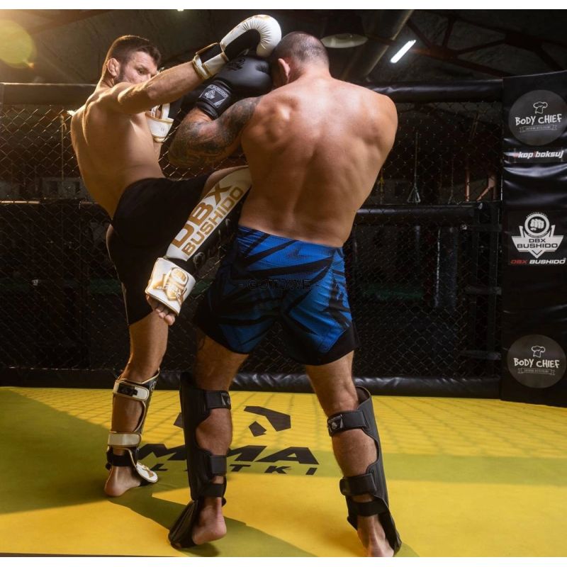 M Shin Guards - Undefeated Ochraniacze piszczeli Your Sports Performance