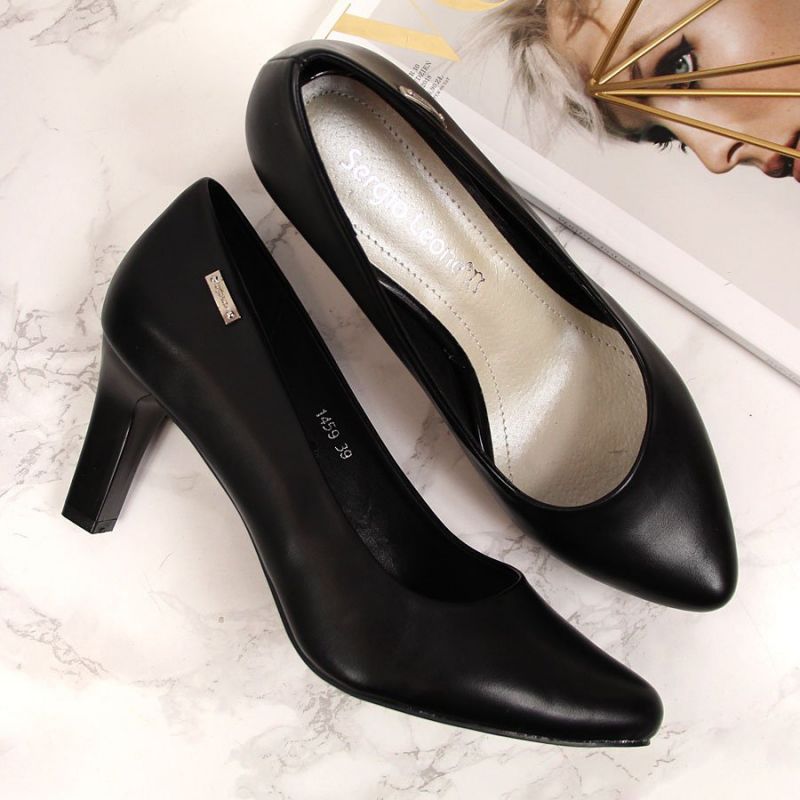 Black pumps on the W Sergio Leone post Footwear/Outdoor/Alpinus Your Sports Performance