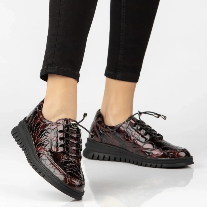 Women's leather half-notes on a wedge, lacquered crocodile burgundy Filippo DP8102