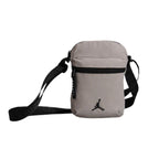 Air Jordan 9A0631-G50 sports bag messenger shoulder bag Akcesoria i sprzęt koszykarski/Saszetki, nerki Your Sports Performance