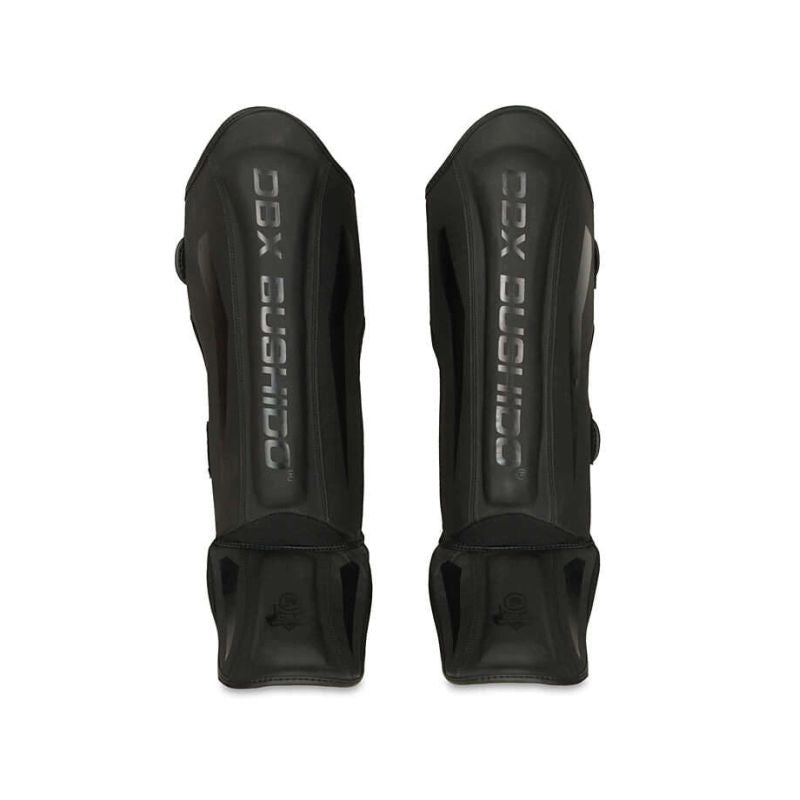 M Shin Guards - Black Master Ochraniacze piszczeli Your Sports Performance