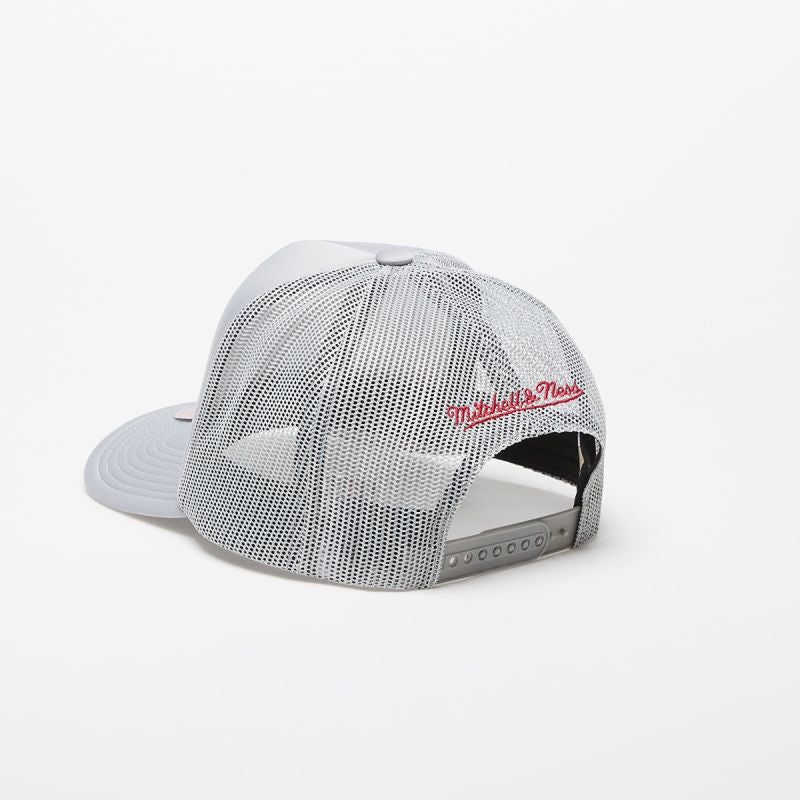 Mitchell & Ness NBA Chicago Bulls Glow Up Trucker Gray Cap - HHSSINTL1436-CBUGREY Odzież/Czapki/Czapki z daszkiem Your Sports Performance