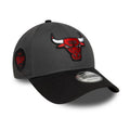 New Era 9FORTY NBA Chicago Bulls Sidepatch Charcoal Cap - 60758984 Odzież/Czapki/Czapki z daszkiem Your Sports Performance