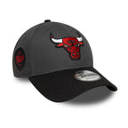 New Era 9FORTY NBA Chicago Bulls Sidepatch Charcoal Cap - 60758984 Odzież/Czapki/Czapki z daszkiem Your Sports Performance