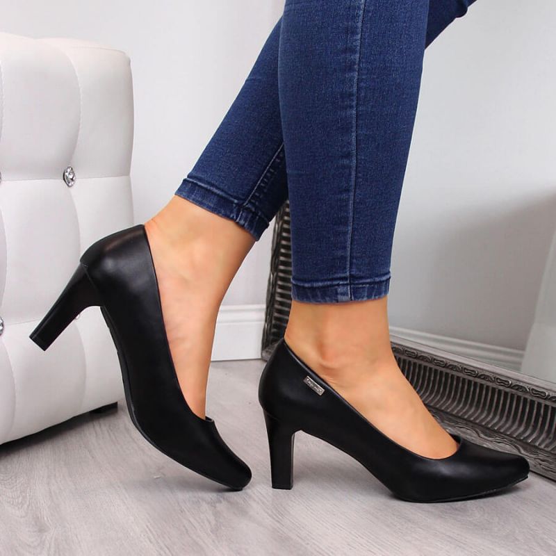 Black pumps on the W Sergio Leone post Footwear/Outdoor/Alpinus Your Sports Performance