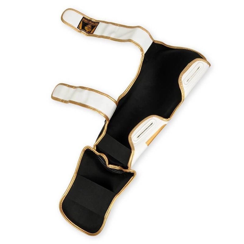 M Shin Guards - Undefeated Ochraniacze piszczeli Your Sports Performance