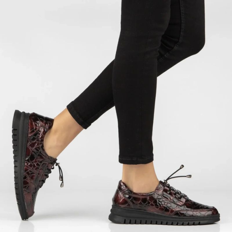 Women's leather half-notes on a wedge, lacquered crocodile burgundy Filippo DP8102