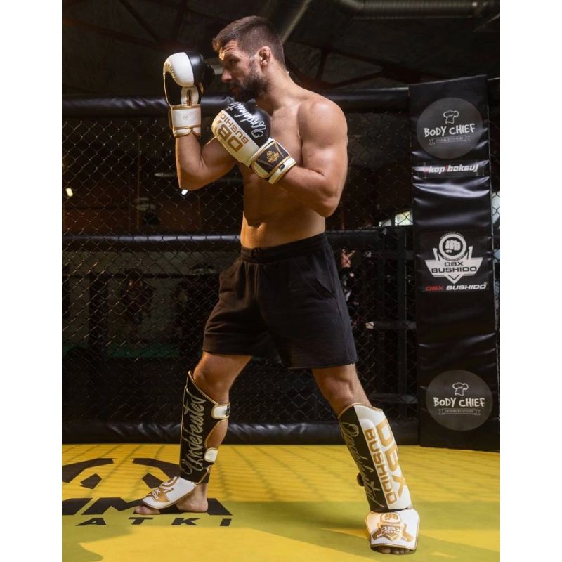 M Shin Guards - Undefeated Ochraniacze piszczeli Your Sports Performance