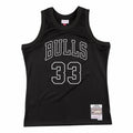 Mitchell & Ness White Logo Swingman NBA Chicago Bulls Scottie Pippen T-Shirt - SMJYLF19014-CBUBLCK97SPI Odzież/Odzież na co dzień Your Sports Performance