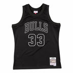 Mitchell & Ness White Logo Swingman NBA Chicago Bulls Scottie Pippen T-Shirt - SMJYLF19014-CBUBLCK97SPI Odzież/Odzież na co dzień Your Sports Performance