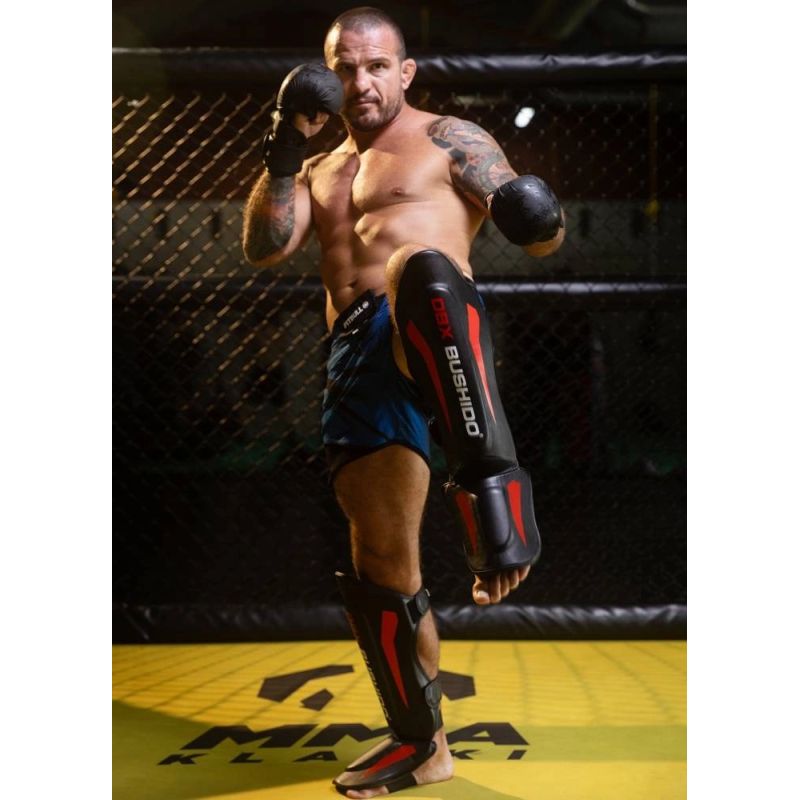 M Shin Guards - Phantom Red Ochraniacze piszczeli Your Sports Performance