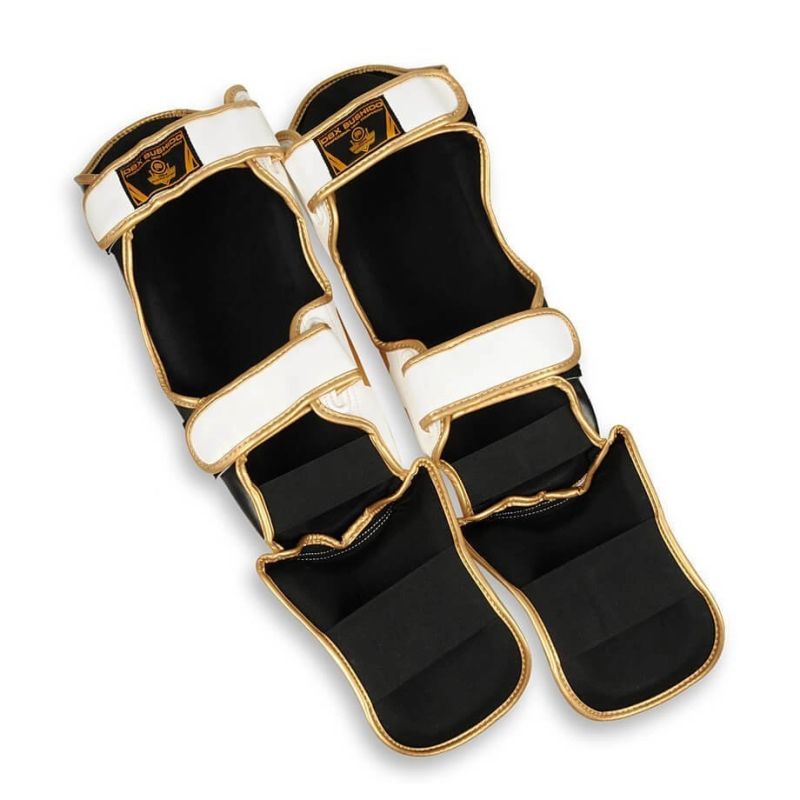 M Shin Guards - Undefeated Ochraniacze piszczeli Your Sports Performance