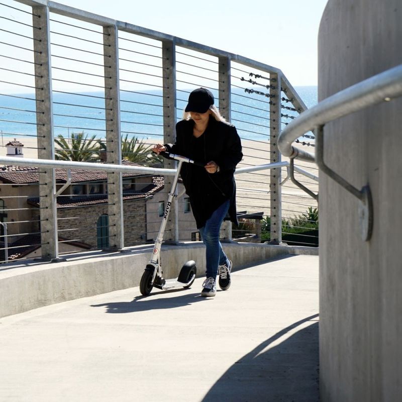 Razor A5 Lux Scooter 13073001 (silver) Import z Action/(Gry i zabawki) Sport i rekreacja/Hulajnogi tradycyjne (dla dzieci) Your Sports Performance