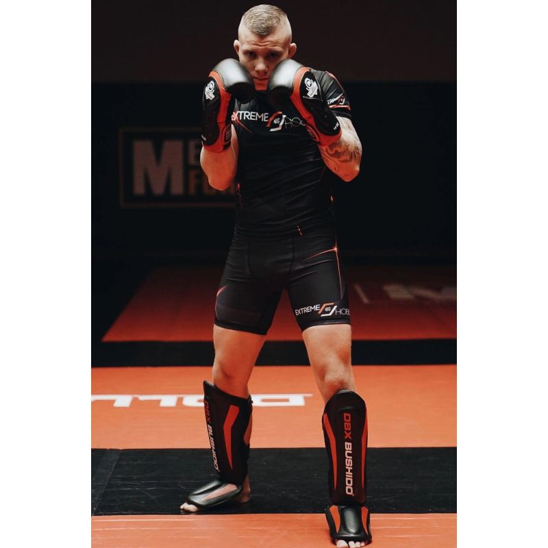 M Shin Guards - Phantom Red Ochraniacze piszczeli Your Sports Performance
