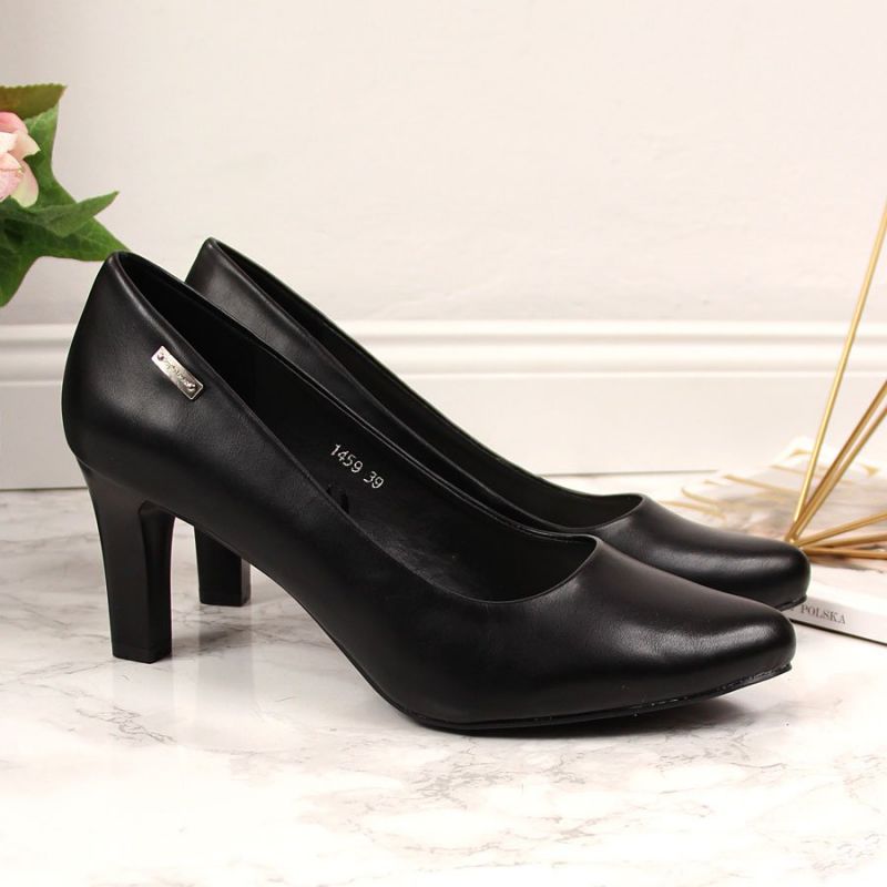 Black pumps on the W Sergio Leone post Footwear/Outdoor/Alpinus Your Sports Performance