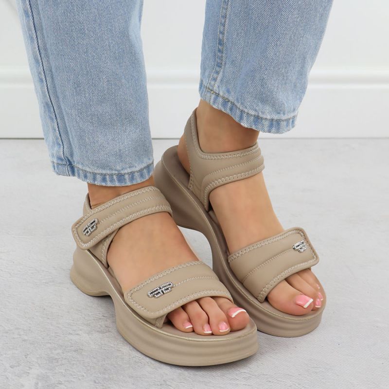 Women's sandals with thick soles and Velcro, beige Potocki 105300 Footwear Your Sports Performance