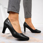 Black pumps on the W Sergio Leone post Footwear/Outdoor/Alpinus Your Sports Performance