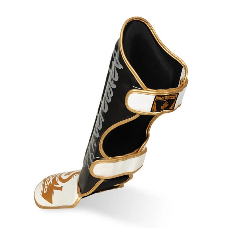 M Shin Guards - Undefeated Ochraniacze piszczeli Your Sports Performance